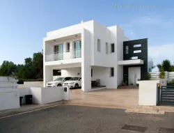 Stylish spacious villa in Pernera near bars with roof-garden and modern finishes