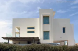 Exclusive 4 bedroom villa in Pernera near the beach with large swimming pool