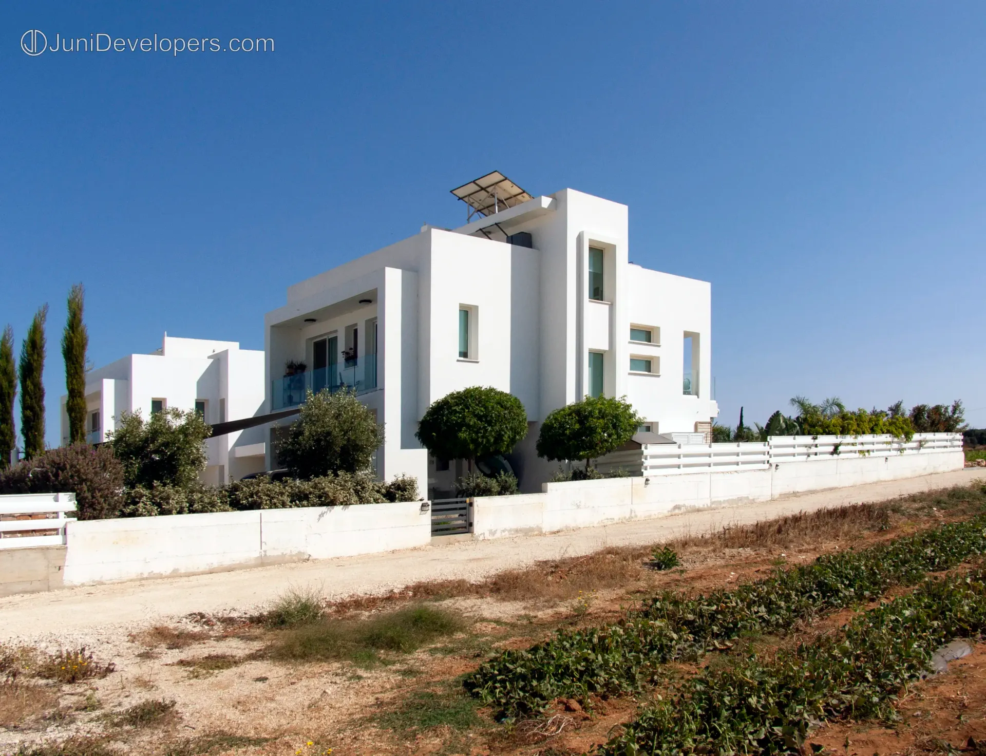 Exclusive spacious villa in Pernera near shops with basement and outdoor space